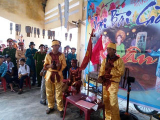 Người dân vui hội bài chòi