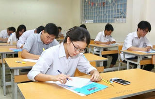 Áp lực thi cử đối với người trẻ: Gia đình nên 'cởi' chứ không nên 'buộc'