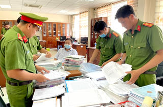 An Giang: Khởi tố, bắt tạm giam 3 cán bộ Chi Cục thuế