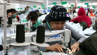 Người lao động chờ tăng lương tối thiểu