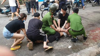 Khống chế đối tượng chặn ô tô 'xin' tiền, chửi bới, dọa giết người đi đường