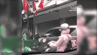 Xe 7 chỗ mất lái tông gục xe ôm công nghệ đang đứng chờ khách