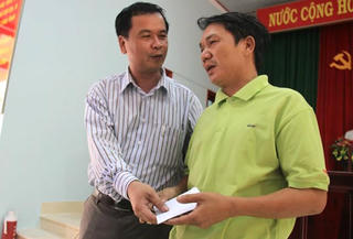Tặng quà cho ngư dân gặp nạn trên đường ra Trường Sa