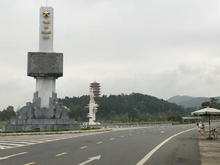 Vắng vẻ trong 'bão' dịch