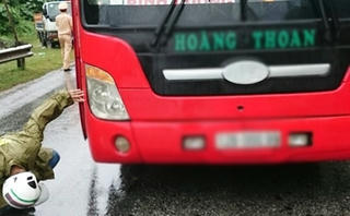 Trượt chân khi nhảy lên xe, một phụ xe bị cán chết