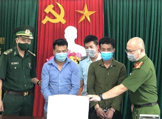 Bắt 2 đối tượng cùng 6 kg ma túy đá