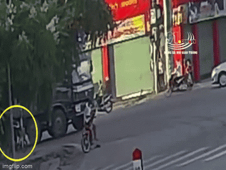 [VIDEO] Người đàn ông đi xe đạp điện thoát chết sau khi bị cuốn vào gầm ô tô tải