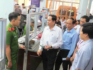 ‘Cải cách hành chính bắt đầu từ nụ cười công chức’