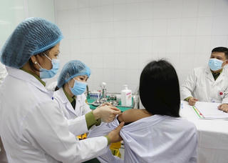 TP HCM rút ngắn khoảng cách tiêm vaccine AstraZeneca còn 6 tuần