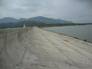 Hỗ trợ lương thực cho hộ dân bị thu hồi đất dự án Sông Dinh 3