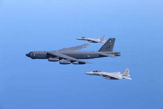 Mỹ điều B-52 tới gần đảo tranh chấp trên Biển Đông lần thứ hai trong 10 ngày
