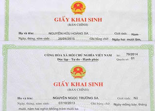 Đà Nẵng: Cán bộ đến nhà dân trao giấy khai sinh và tặng hoa