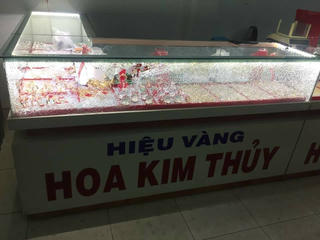 Thanh niên bịt mặt đập tủ kính trộm vàng