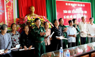 BĐBP tỉnh Đắk Lắk tặng quà gia đình chính sách ở xã biên giới