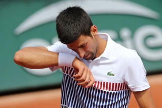 Novak Djokovic thành cựu vương Roland Garros sau khi gặp Dominic Thiem