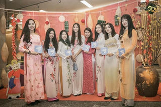 Nhớ quê hương da diết khi thấy tà áo dài Việt Nam trên nước Đức
