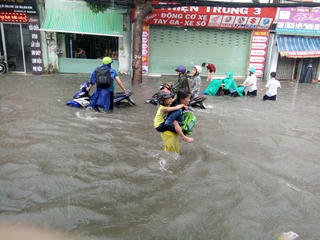 TP Hồ Chí Minh: Mưa lớn gây ngập nhiều nơi