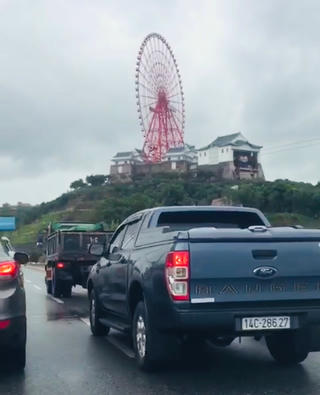 [Video] Ô tô 'dìu' xe máy qua cầu vượt biển giữa gió bão 