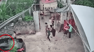 [VIDEO] Chơi đùa trước đầu xe ôtô, cháu bé bị cán qua người