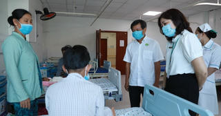 Ông Đoàn Ngọc Hải đưa bệnh nhi mồ côi viêm cơ tim tối cấp về quê