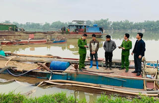 Thanh Hoá: Bắt hai tàu hút trộm cát trên sông Mã