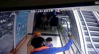 Mải selfie trong trung tâm thương mại, cha mẹ đánh rơi con từ tầng 3