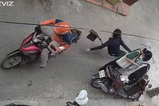 [VIDEO] Tên cướp lượn 6 vòng trong hẻm để giật túi xách của người phụ nữ