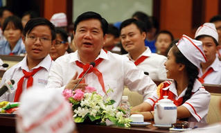 Bí thư Đinh La Thăng: 'Các anh phải đi kiểm tra, sao bắt các cháu làm?'