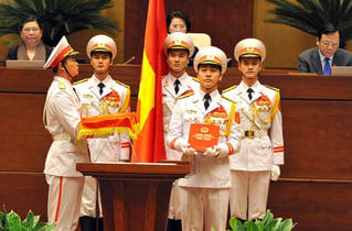 Cuốn sách màu đỏ trên bàn tuyên thệ là cuốn gì?
