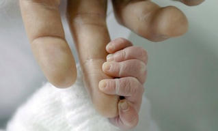 Em bé chào đời khi người mẹ đã chết não 4 tháng