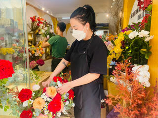 Chị em 'bật chế độ' nhận quà, thị trường quà tặng nhộn nhịp trước ngày 8-3