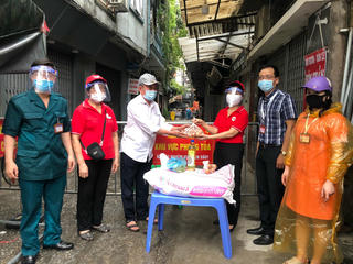 Ông Tổ trưởng dân phố được truy tặng Bằng khen và chiếc cặp mang vào bệnh viện