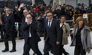 Giới lãnh đạo ly khai xứ Catalan lần lượt đến tòa án
