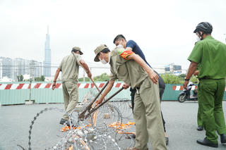 TP Hồ Chí Minh: Shipper vui mừng khi rào chắn được tháo dỡ