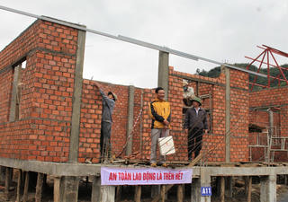 Hồi sinh trên vùng sạt lở Trà Leng