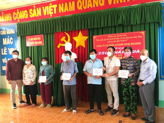 Trao quà cho đồng bào khó khăn tại tỉnh Long An