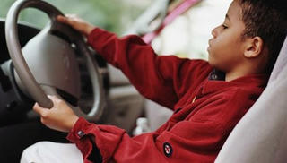 Sốc với cặp vợ chồng để con trai 10 tuổi lái xe BMW