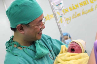 Quảng Ninh: Bé gái đầu tiên chào đời bằng thụ tinh trong ống nghiệm