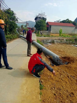 Lạng Sơn: Cột điện cao thế 'tự đổ', trơ lõi thép 'nhỏ thó', dân bất an