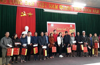 Lo Tết cho người nghèo vùng lũ