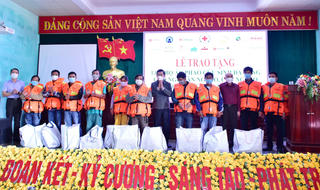 Nguyên Chủ tịch nước Trương Tấn Sang trao tặng 1.000 bộ áo phao cứu sinh đa năng cho ngư dân Thừa Thiên-Huế