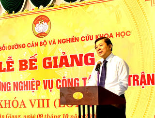 Bế giảng lớp bồi dưỡng nghiệp vụ công tác Mặt trận khóa VIII