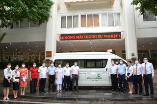 Lễ bàn giao xe cứu thương phục vụ công tác phòng, chống dịch