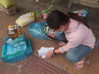 Đi chợ giúp dân