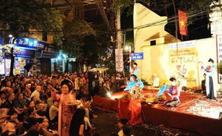 Trình diễn áo dài kết hợp thư pháp, âm nhạc