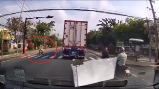 [VIDEO] Lấn làn vượt ẩu, tài xế bán tải lập tức nhận 'kết đắng'