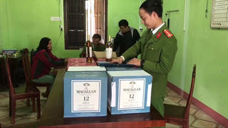 Người phụ nữ U60 mua 120 chai rượu lậu mang đi tiêu thụ