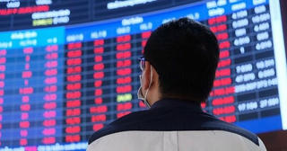 Chứng khoán chìm trong sắc đỏ: Nhà đầu tư khóc ròng