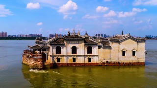 [ẢNH] Ngôi đền 700 năm tuổi vẫn hiên ngang đứng vững bất chấp lũ lớn