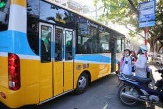 Đình chỉ lái xe buýt đuổi học sinh xuống xe